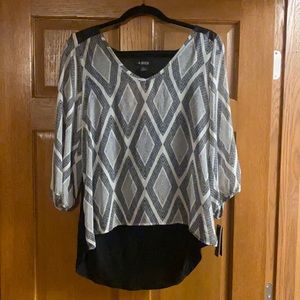 Brand new cute women’s top... longer in back!